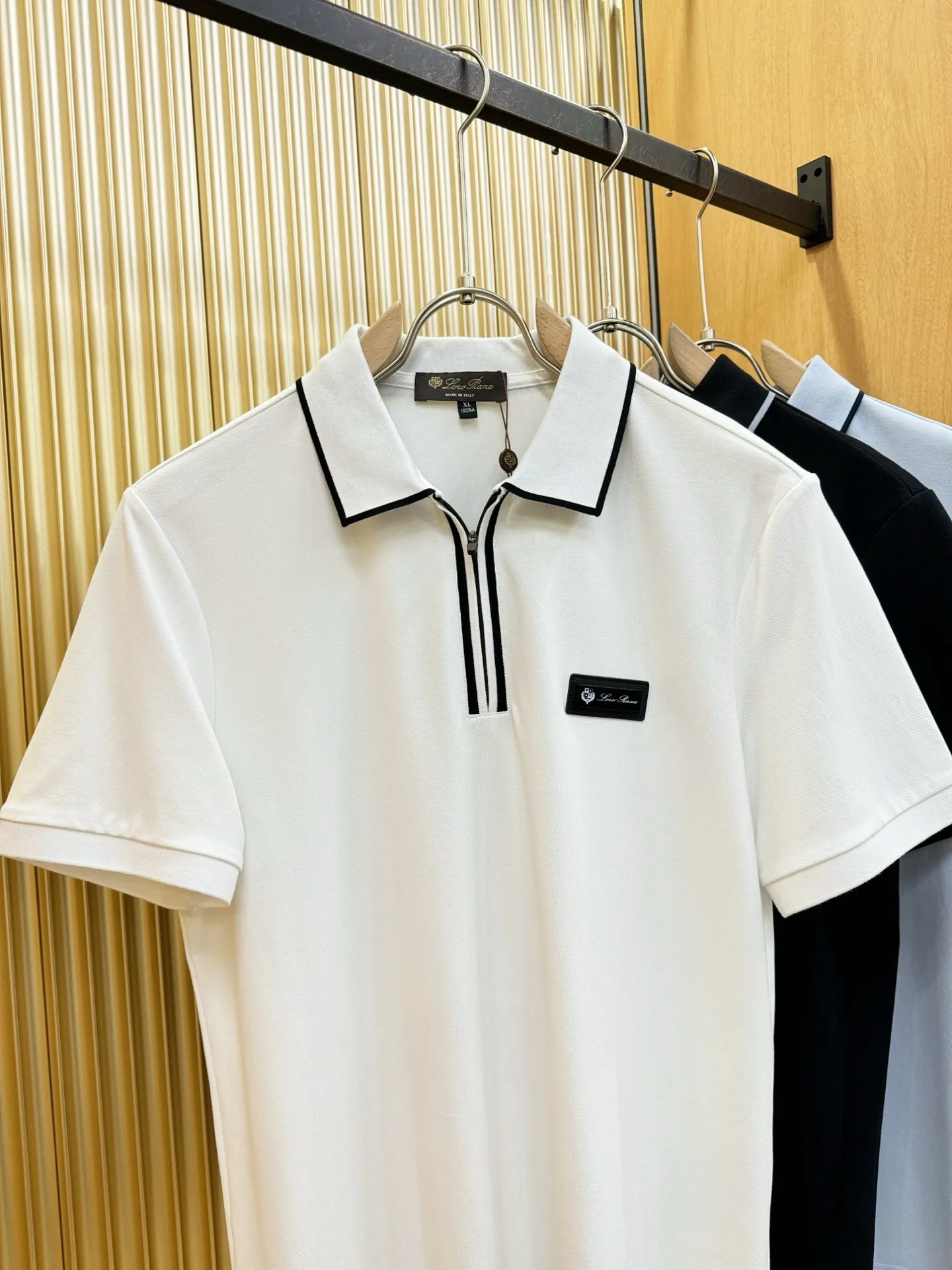 Loro Piana 2026 official spring and summer New Arrival counters are simultaneously available. Men's lapel short-sleeved POLO shirts, Premium main line Series, imported piqué mercerized cotton fabric, with first-class texture, excellent skin-friendliness, silky and delicate touch, fashionable three-button placket design, with small lapels, fashionable and age-reducing, the upper body is full of Italian accent, full of style. Sizes:M-4XL